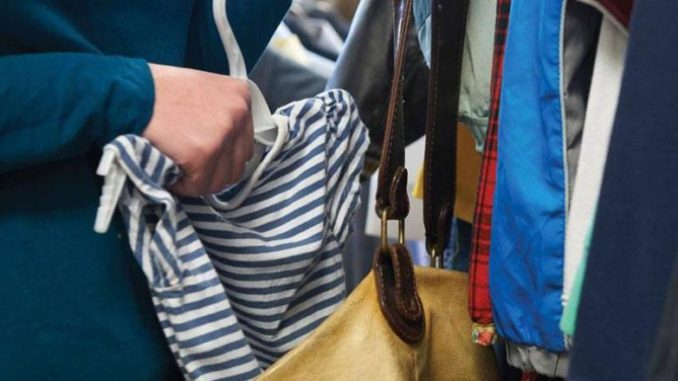 Έκανε την πελάτισσα και παραλίγο να… σηκώσει το μαγαζί!