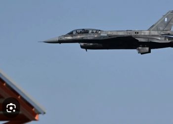 F-16 πάνω από τα Τρίκαλα – Εορταστική πτήση σε χαμηλό ύψος για τον προστάτη της Πολεμικής Αεροπορίας