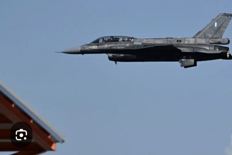 F-16 πάνω από τα Τρίκαλα – Εορταστική πτήση σε χαμηλό ύψος για τον προστάτη της Πολεμικής Αεροπορίας