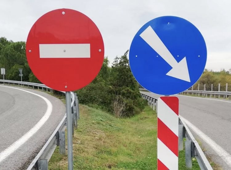 Ανατροπή φορτηγού στην Εθνική Οδό Τρικάλων – Καρδίτσας