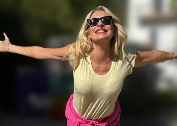 Επίσκεψη-έκπληξη της Ελένης Μενεγάκη στα Τρίκαλα-Πέρασε από την κάβα Alcohall για… κρασάκι!
