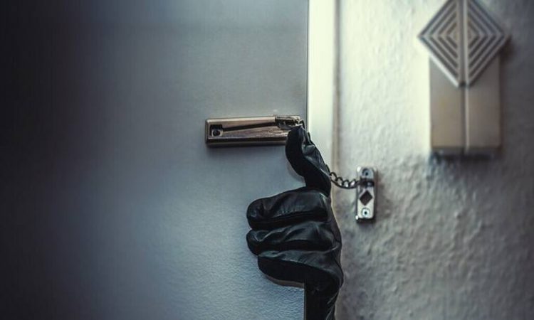 Διέρρηξαν σπίτι και έκλεψαν από ηλιακό θερμοσίφωνα μέχρι… κάγκελα!!!
