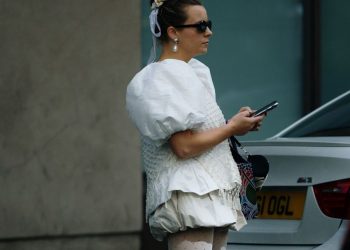 Tι καλσόν φοράμε τώρα που πέφτει η θερμοκρασία (και κάνουμε fashion statement, ταυτόχρονα);