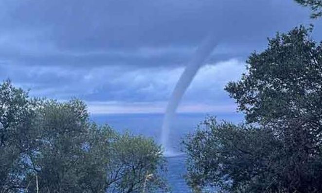 Μαγιόρκα: Υδροστρόβιλος χτυπά μόλις λίγα μέτρα μακριά από δημοφιλή παραλία
