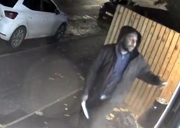 Βρετανία: Η σοκαριστική στιγμή που άνδρας εισβάλει σε κομμωτήριο με μαχαίρι – Δείτε βίντεο