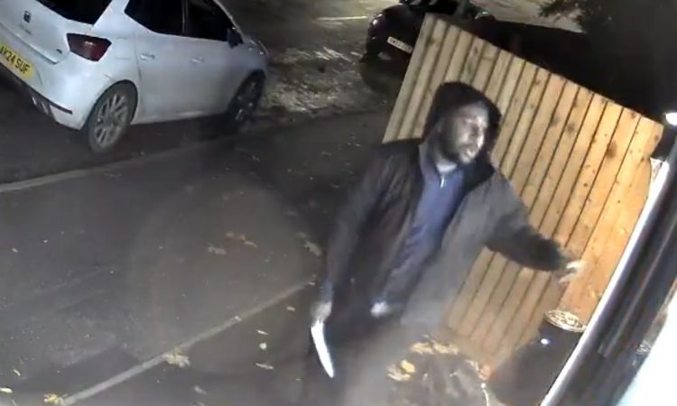 Βρετανία: Η σοκαριστική στιγμή που άνδρας εισβάλει σε κομμωτήριο με μαχαίρι – Δείτε βίντεο