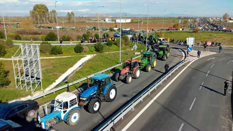 Πάνω στον Ε65 οι αγρότες της Καρδίτσας που αιφνιδίασαν την Αστυνομία! (ΕΙΚΟΝΕΣ)