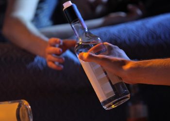 Γυναίκες πούλησαν σε ανήλικη αλκοόλ – Δύο συλλήψεις