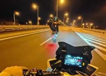 Μοτοσυκλετιστές, ο ένας ανήλικος, μετέτρεψαν τον δρόμο σε… πίστα για αγώνες!!