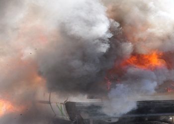 Συναγερμός: Αυτοκίνητο τυλίχθηκε στις φλόγες στη μέση του δρόμου (ΕΙΚΟΝΕΣ)