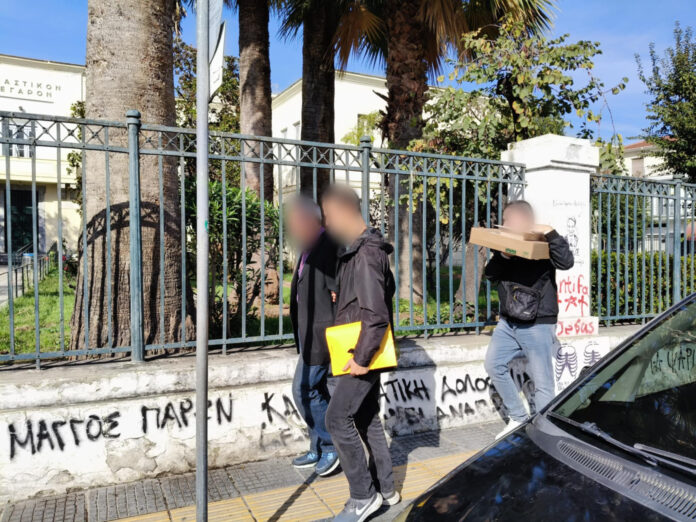 Στην Εισαγγελέα για να ζητήσει προθεσμία ο Λιμενικός από τον Βόλο που κατηγορείται για ασέλγεια ανηλίκων (ΕΙΚΟΝΕΣ)