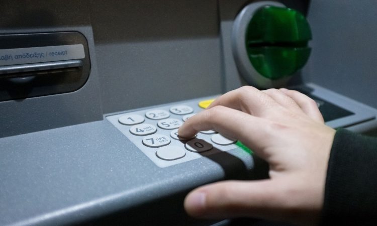 Νέα απάτη στα ΑΤΜ: Πώς μας αδειάζουν τους λογαριασμούς ακόμα και χωρίς κάρτα
