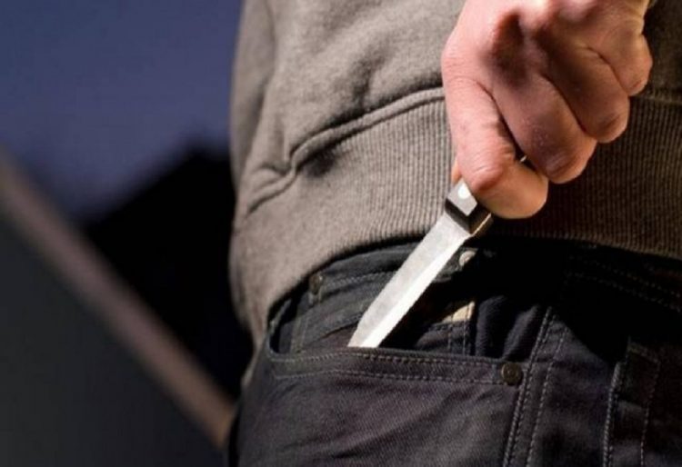 Πρωινιάτικα την απείλησαν με μαχαίρι για να της πάρουν 100 ευρώ