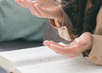 Η πολυγλωσσία μειώνει στο μισό τον κίνδυνο επιταχυνόμενης γήρανσης – Τι δείχνει νέα μελέτη