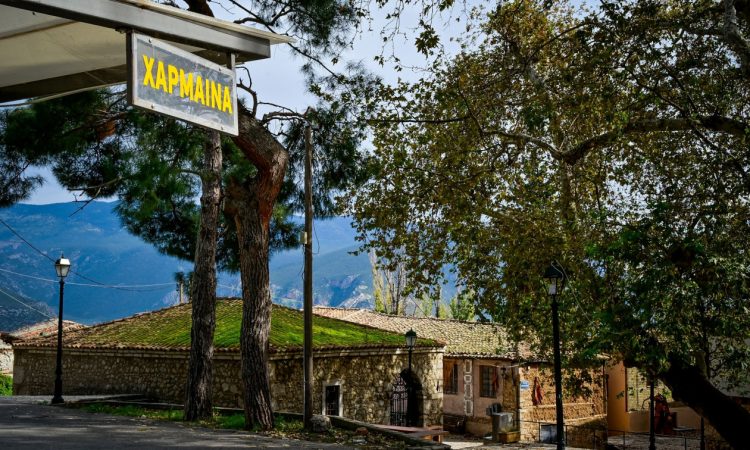 Χάρμαινα: Το χωριό της Άμφισσας που πάγωσε τον χρόνο – Η άγνωστη βιομηχανική «καρδιά»