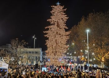 Τρίκαλα: Καλές γιορτές με φωταγωγημένο το υψηλότερο φυσικό χριστουγεννιάτικο δέντρο-Φαντασμαγορική εκδήλωση στην Κεντρική Πλατεία