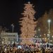 Τρίκαλα: Καλές γιορτές με φωταγωγημένο το υψηλότερο φυσικό χριστουγεννιάτικο δέντρο-Φαντασμαγορική εκδήλωση στην Κεντρική Πλατεία