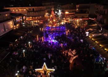 Η Καλαμπάκα άναψε το φως των Χριστουγέννων – Μια λαμπερή γιορτή κάτω από τα Μετέωρα   
