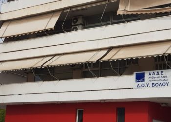 Επιβάτης του τρένου των Τεμπών απειλούσε να κάνει βουτιά στο κενό επειδή δεν του διέγραφαν τις οφειλές στην Εφορία