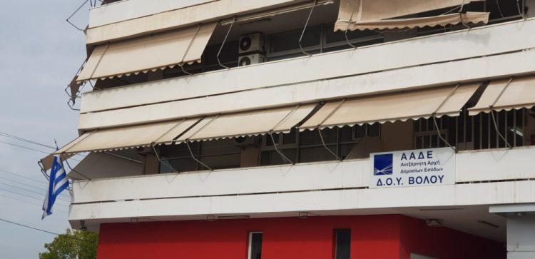 Επιβάτης του τρένου των Τεμπών απειλούσε να κάνει βουτιά στο κενό επειδή δεν του διέγραφαν τις οφειλές στην Εφορία