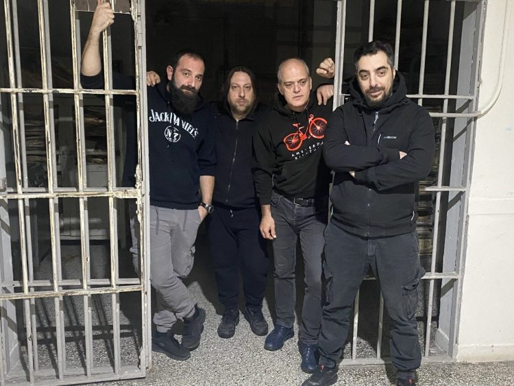 Ροκ ενέργεια στα Τρίκαλα με τους “Εκτός πορείας”!!!-Μας συστήνονται με το πρώτο τους live