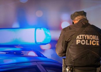 Χειροπέδες σε τρία άτομα για πώληση αλκοολούχου ποτών και καπνικών προϊόντων σε ανήλικους