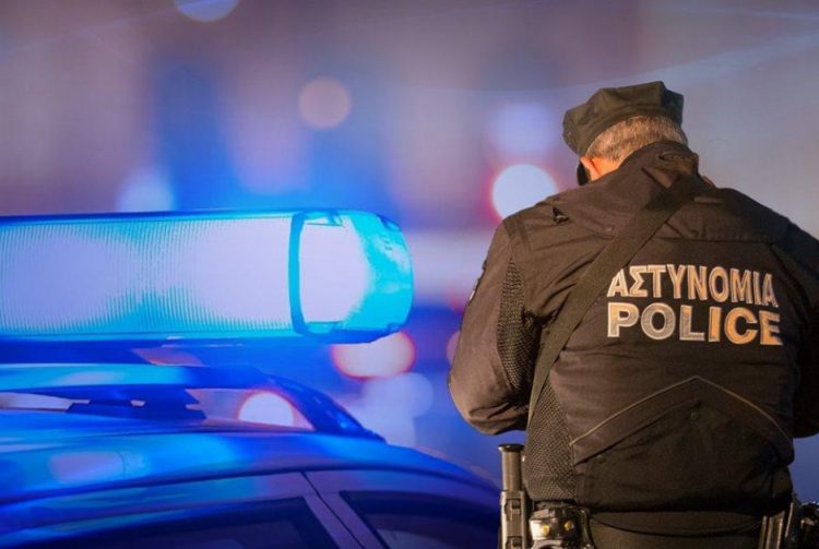 Χειροπέδες σε τρία άτομα για πώληση αλκοολούχου ποτών και καπνικών προϊόντων σε ανήλικους