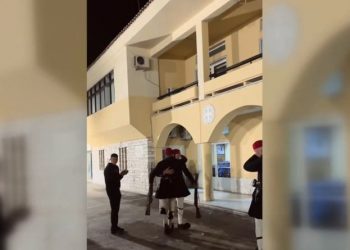 Συγκίνηση στην Προεδρική Φρουρά: Εύζωνας ολοκληρώνει τη θητεία του και λυγίζει την τελευταία ημέρα