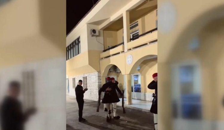 Συγκίνηση στην Προεδρική Φρουρά: Εύζωνας ολοκληρώνει τη θητεία του και λυγίζει την τελευταία ημέρα