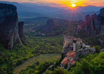 Μετέωρα: Η απόλυτη συνάντηση γεωλογίας και πνεύματος