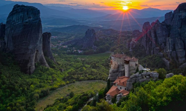 Μετέωρα: Η απόλυτη συνάντηση γεωλογίας και πνεύματος