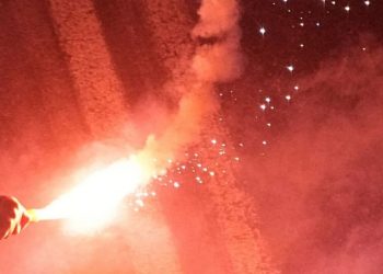 “Άτακτοι” φίλαθλοι με βεγγαλικά και φωτοβολίδες θα έβαζαν “φωτιά” στο γήπεδο