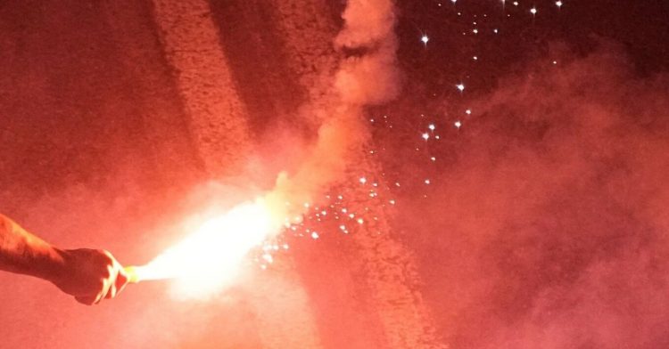 “Άτακτοι” φίλαθλοι με βεγγαλικά και φωτοβολίδες θα έβαζαν “φωτιά” στο γήπεδο