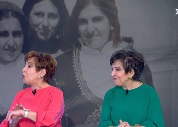 Αδύνατον να τις ξεχωρίσεις: Η Ιωάννα Μάνδρου εμφανίστηκε με τη δίδυμη αδελφή της, ντυμένες και χτενισμένες ολόιδια (BINTEO)