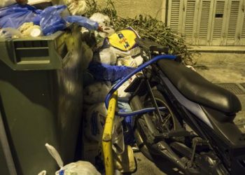 Οδηγούσε επικίνδυνα, του έκαναν σήμα να σταματήσει και έπεσε σε… κάδο απορριμμάτων!