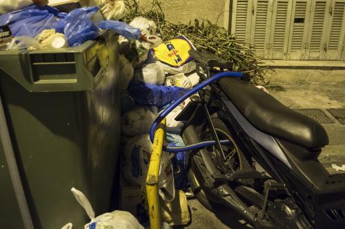 Οδηγούσε επικίνδυνα, του έκαναν σήμα να σταματήσει και έπεσε σε… κάδο απορριμμάτων!