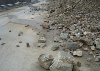 Σε εξέλιξη μεγάλης κλίμακας κατολίσθηση, απειλεί τις εγκαταστάσεις του ΥΗΕ Μεσοχώρας – Κλειστός ο δρόμος προς Γλύστρα (ΕΙΚΟΝΕΣ)