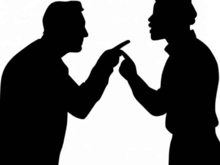 «Θα σε πατήσω κάτω, έχεις γκόμενο» – 85χρονος απείλησε τη 75χρονη σύζυγό του