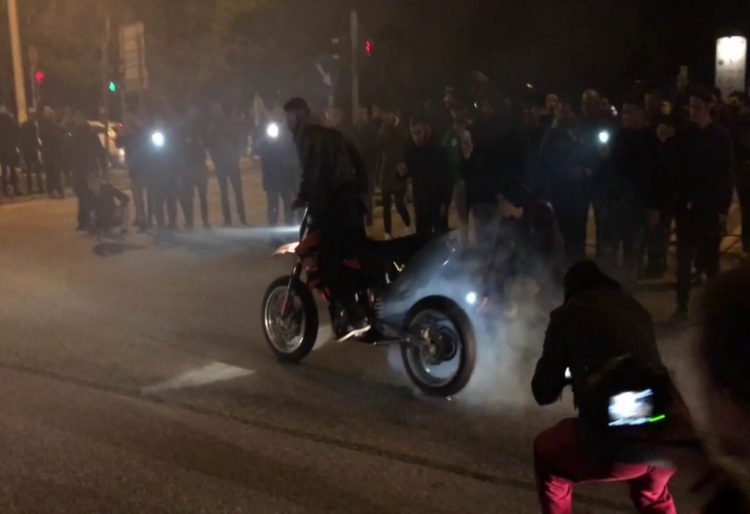 Έκαναν κόντρες με μηχανές και τις… διαφήμιζαν με βίντεο – Πιάστηκε ο ένας, αναζητούνται άλλοι δύο