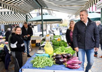 Στη λαϊκή αγορά των Τρικάλων ο Περιφερειάρχης Θεσσαλίας Δημήτρης Κουρέτας