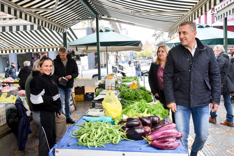 Στη λαϊκή αγορά των Τρικάλων ο Περιφερειάρχης Θεσσαλίας Δημήτρης Κουρέτας