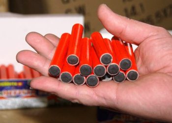 Ανήλικοι κυκλοφορούσαν με… 30 κροτίδες!!!