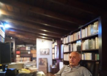 Σωτήρης Κύρμπας: Ο άνθρωπος που έκανε το σπίτι του στα Τρίκαλα μία ζωντανή βιβλιοθήκη
