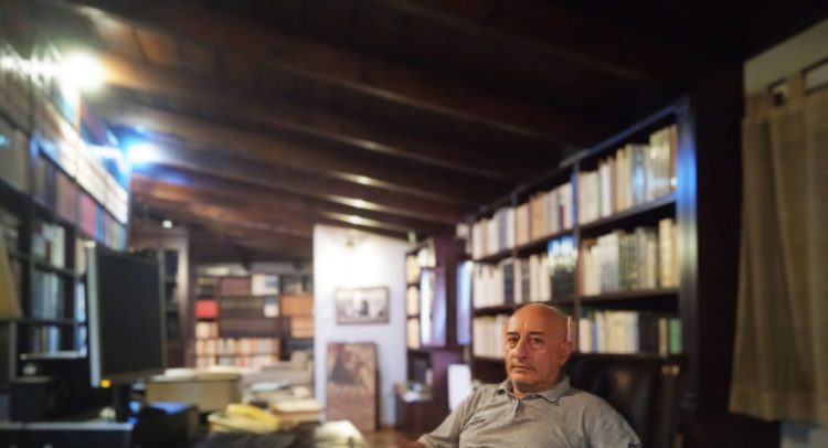 Σωτήρης Κύρμπας: Ο άνθρωπος που έκανε το σπίτι του στα Τρίκαλα μία ζωντανή βιβλιοθήκη