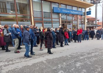 Βροντερή διαμαρτυρία στο Μέτσοβο για το κλείσιμο του καταστήματος των ΕΛΤΑ!
