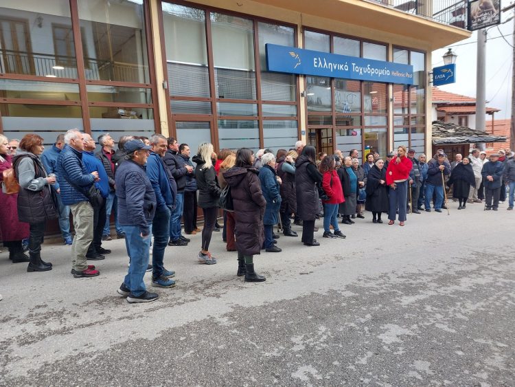 Βροντερή διαμαρτυρία στο Μέτσοβο για το κλείσιμο του καταστήματος των ΕΛΤΑ!