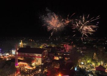 Μαγική τελετή έναρξης στον 14ο Μύλο των Ξωτικών, με τα drones του Πίτερ Παν και του Αη Βασίλη!