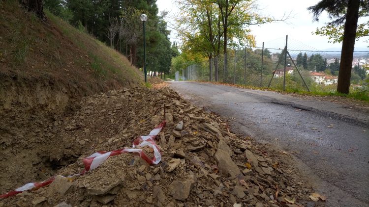 Τρίκαλα: Μετ’ …ελαφρών εμποδίων η κίνηση σε τμήμα της οδού Προφήτη Ηλία (ΕΙΚΟΝΕΣ)