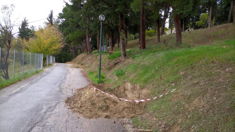 Τρίκαλα: Μετ’ …ελαφρών εμποδίων η κίνηση σε τμήμα της οδού Προφήτη Ηλία (ΕΙΚΟΝΕΣ)