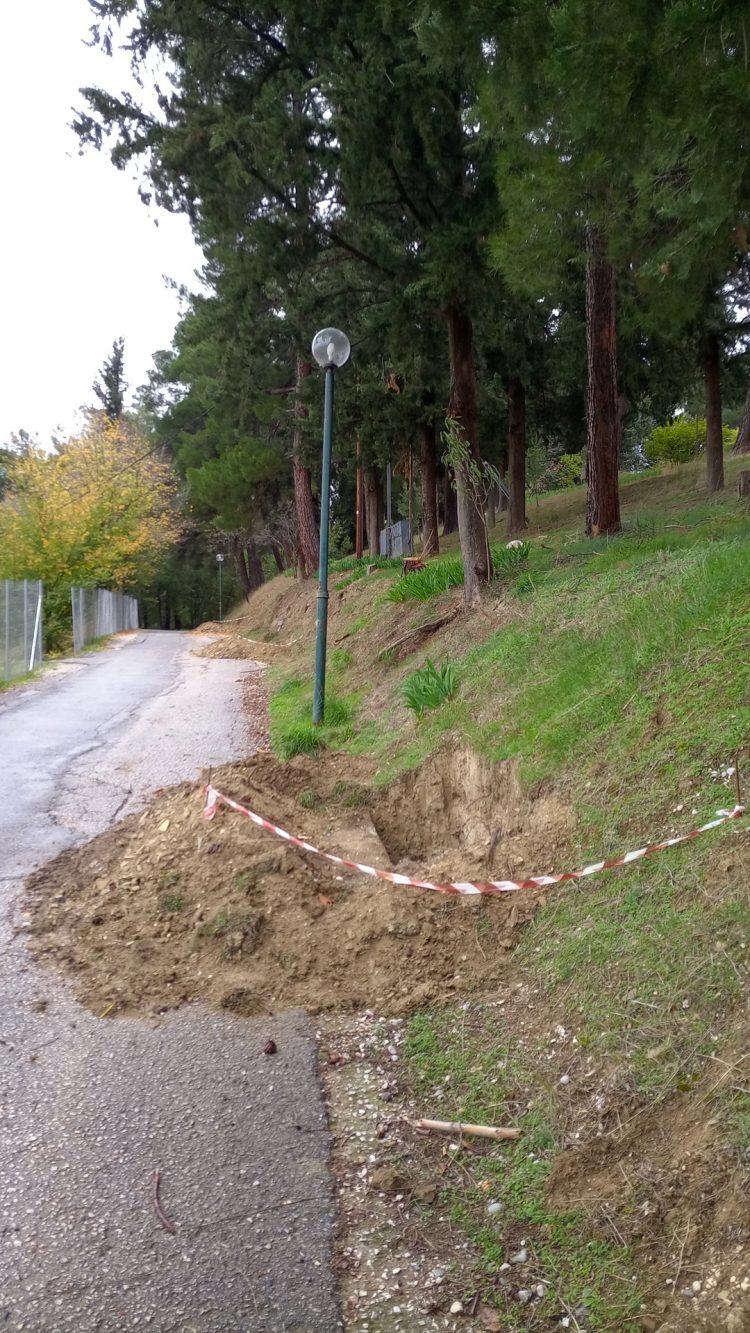 Τρίκαλα: Μετ’ …ελαφρών εμποδίων η κίνηση σε τμήμα της οδού Προφήτη Ηλία (ΕΙΚΟΝΕΣ)